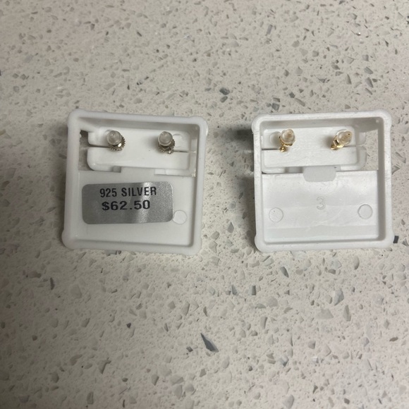 Pair of silver earring bundle. MSRP of 65$ - Picture 3 of 4